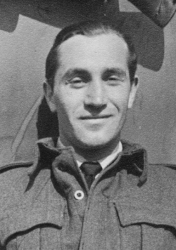 Greg_Slizewski's tweet image. 11 VII 2001 r. w Kanadzie zmarł Roman Hrycak. Absolwent XIII promocji SPL (1939), we IX'39 osłaniał lotnisko Łosi z BB. W 🇬🇧 pilot dywizjonów myśliwskich 303, 306 i 317. W 1948 r. wyjechał do 🇵🇰, instruktor pilotażu w lotnictwie wojskowym. Potem pasażerskie linie lotnicze 🇵🇰 i 🇳🇬