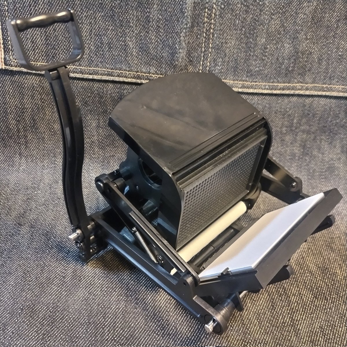 act883r's tweet image. Gakken
大人の科学マガジンBEST SELECTION 07
「小さな活版印刷機」
活パン🍞……（パンは焼けませんが印刷は出来ます）

活字用の入れ物無しに活字をカットするのは危険なのは解る（笑）