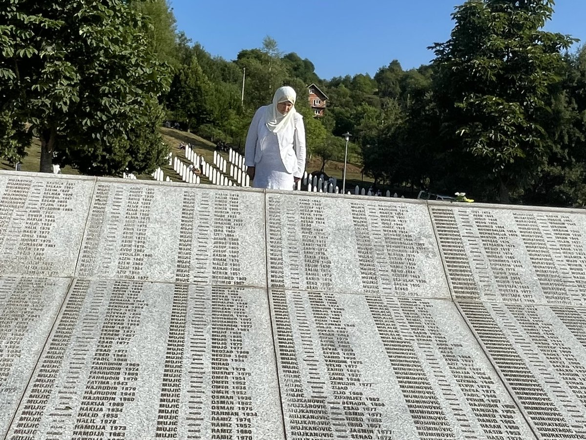 AndreaBeer2's tweet image. Der Friedhof der Gedenkstätte #Srebrenica - Potočari. Heute werden die Überreste von 7 Menschen beigesetzt, die im serbischen Völkermord getötet wurden.
#Srebrenica30