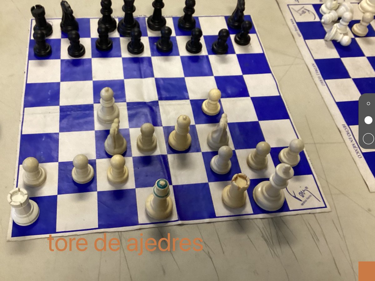 #2 mi proyecto: Retroalimentación personalizada. Con mi #ipad uso #fotos para analizar partidas de ajedrez de mis alumnos. ¡Comentarios visuales que impulsan su juego !Se les pidió crear una apertura. #IpadEnElAula #AjedrezEducativo #AppleTeacher #SomosSCB