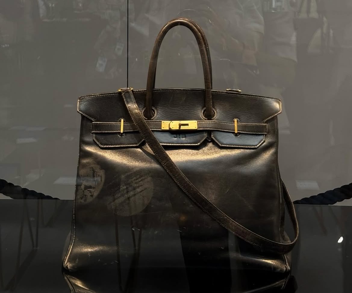 badestoutfit's tweet image. the original birkin bag made for jane birkin by hermès in 1985 just sold for 7million€ at sotheby’s paris