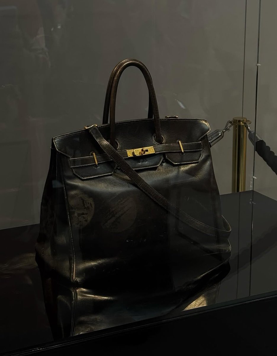 badestoutfit's tweet image. the original birkin bag made for jane birkin by hermès in 1985 just sold for 7million€ at sotheby’s paris