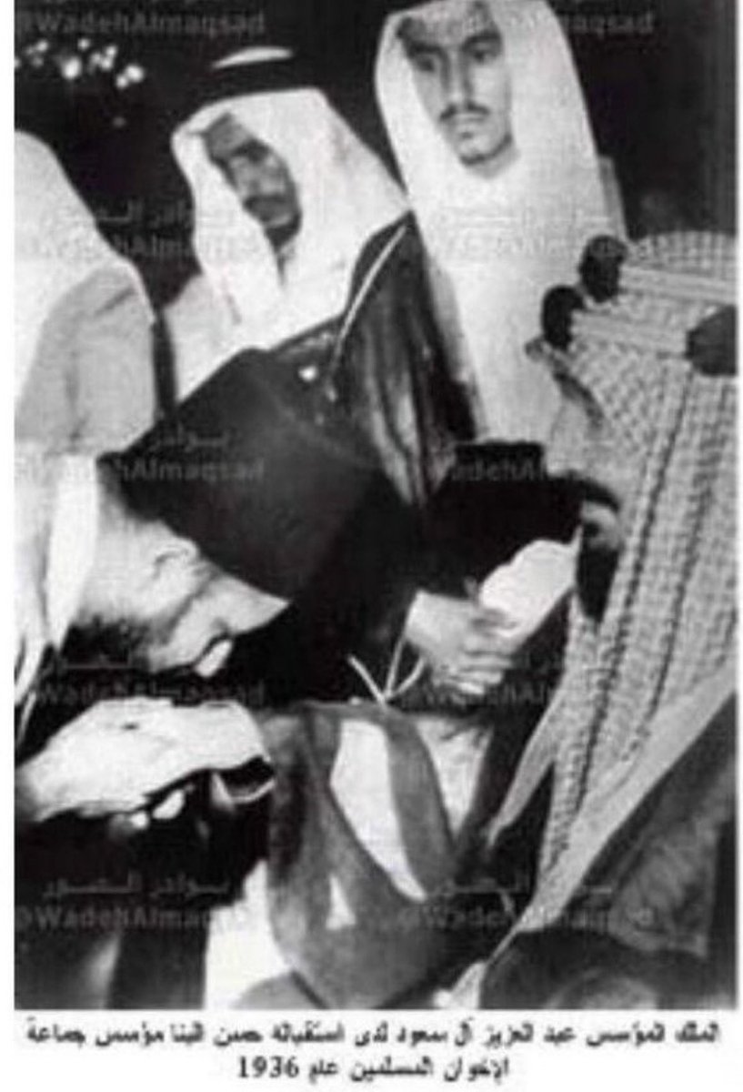 📸 صورة للتاريخ
عام 1354هـ جاء #حسن_البنا إلى مكة يُقبّل يد الملك عبدالعزيز –طيب الله ثراه– 
طالبًا فتح فرع لجماعة #الاخوان_المسلمين
 في #السعودية
فردّ عليه الملك بحكمة:
كلنا إخوان وكلنا مسلمين ولا حاجة للأحزاب
وإن كنت صادق فبلدك أولى بك

لكن الإخوان كشفوا وجههم الحقيقي:
تحالف مع