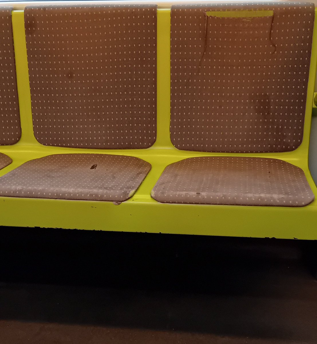 _M_Jose_'s tweet photo. @metrovalencia Normalitat, 8 mesos sense metre des de Castelló, L1, i no vos ha donat temps ni de netejar els seients. Dona gust saber que la suor i la merda d'octubre és la mateixa. https://t.co/vS9RNMDOy4