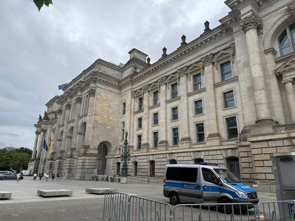 Andreas Steppuhn (@andreassteppuhn) on Twitter photo Anfang der Woche war ich unterwegs zu Gesprächen im
<a href="/Bundestag/">Deutscher Bundestag</a>. Guter Austausch zu den Themen Lebensmittelrettung und Unterstützung der Tafelarbeit mit den Ernährungspolitikern Hermann Färber (CDU) und <a href="/FKerstenMdB/">Dr. Franziska Kersten</a> (SPD) Anfang der Woche war ich unterwegs zu Gesprächen im
<a href="/Bundestag/">Deutscher Bundestag</a>. Guter Austausch zu den Themen Lebensmittelrettung und Unterstützung der Tafelarbeit mit den Ernährungspolitikern Hermann Färber (CDU) und <a href="/FKerstenMdB/">Dr. Franziska Kersten</a> (SPD)