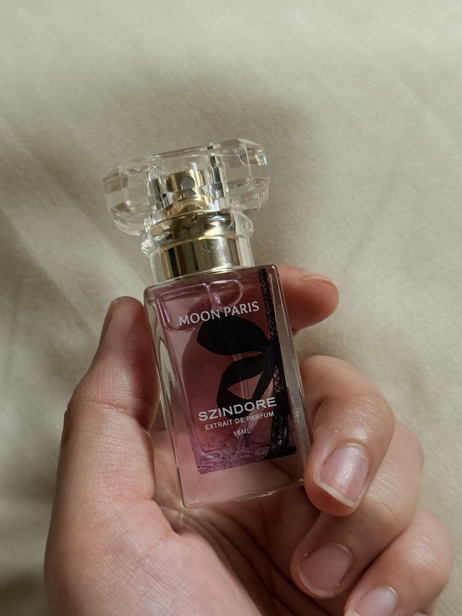 Baru dapat PR box dari <a href="/szindorw/">SZINDORE WOMEN</a> and I’m obsessed 😭🩷

First impression? Moon Paris is that sweet picnic in a Paris garden type of scent. Fruity, soft and dreamy 🍓🌸