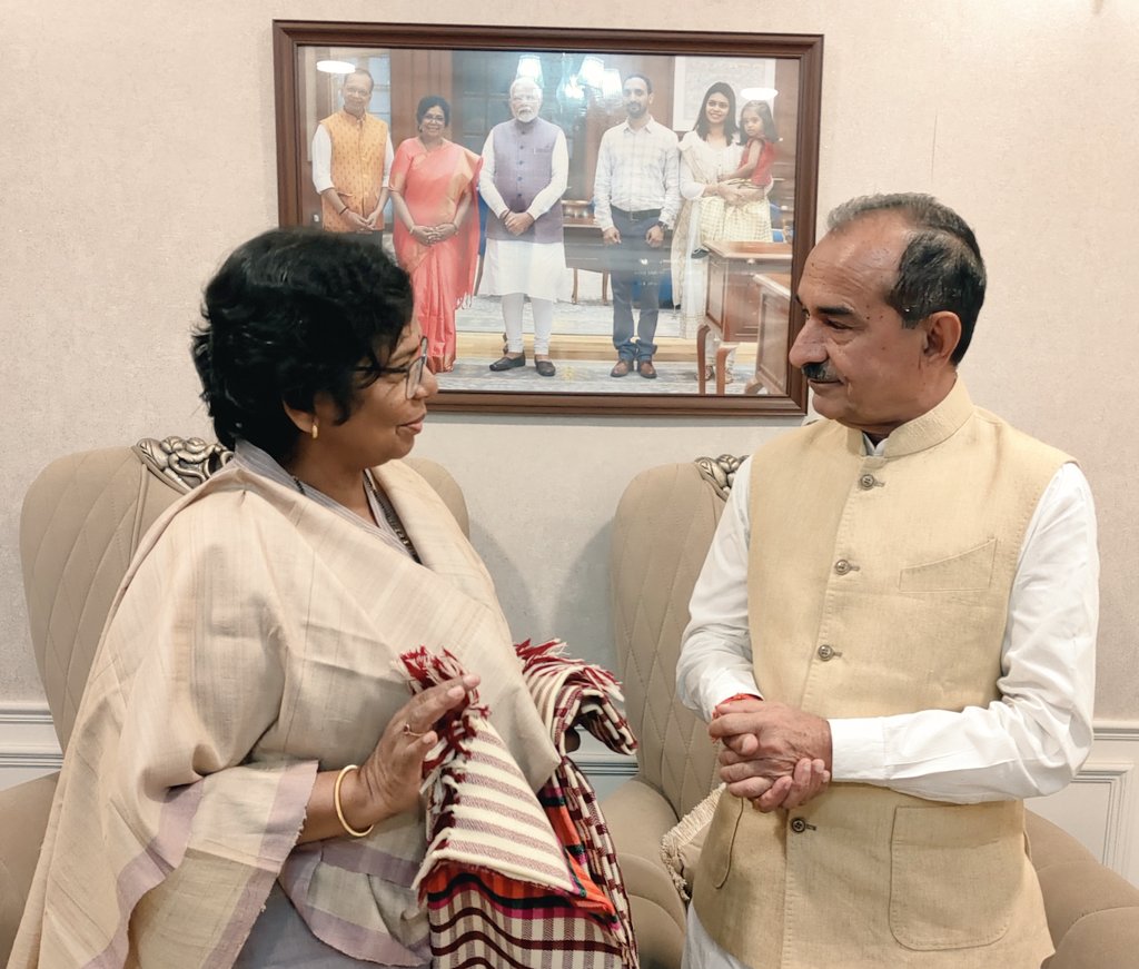 आज नई दिल्ली स्थित आवास पे राज्यसभा सांसद एवं राजस्थान के सम्मानित नेता श्री मदन राठौर जी ने शिष्टाचार भेंट की। प्रिय राजस्थान के समग्र विकास में महिलाओं की सशक्त भूमिका पे श्री मदन जी के साथ लंबी, सकारात्मक बात हुई।