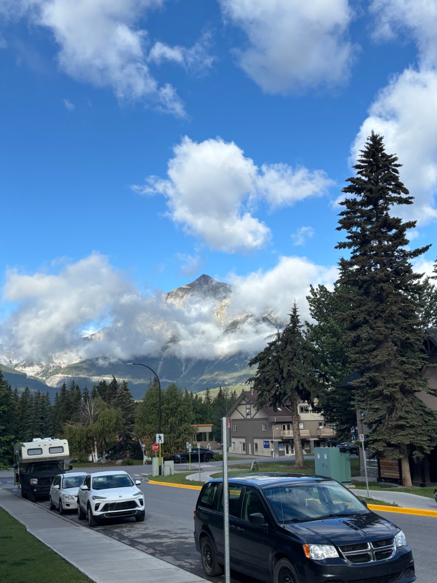 joshkarathra's tweet image. 45 mins from Calgary you get the most beautiful scenery on this earth.
45 minutes from Toronto you get Scarborough.