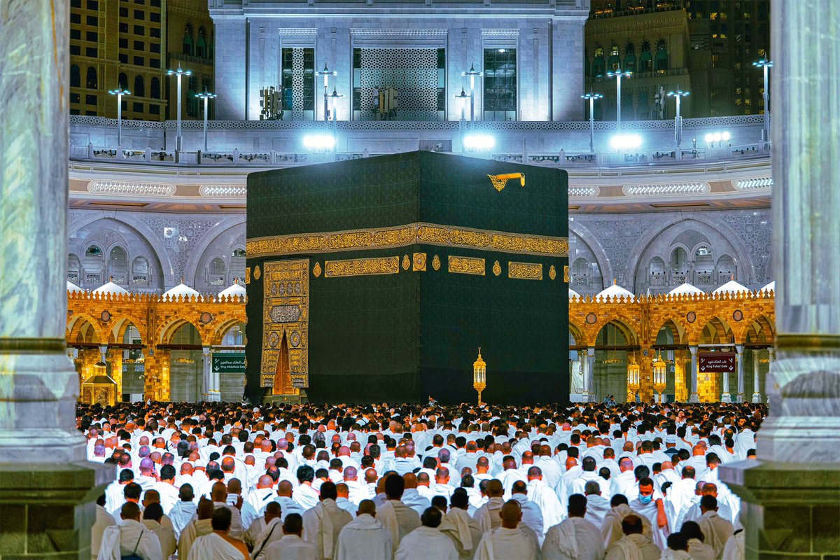 بين جمعتين يسعى الإنسان في دنياه، ويخطو خطواته في أمرٍ قدّره الله له، ثم يعود في كل جمعة إلى كتابٍ يهدي قلبه ويقوّم مسيره.

قال عليه أفضل الصلاة والتسليم:
"مَن قَرَأَ سورة الكهف يومَ الجُمعةِ أَضاءَ له مِنَ النُّورِ ما بينَ الجُمُعتينِ"
#يوم_الجمعة  #مكة_المكرمة