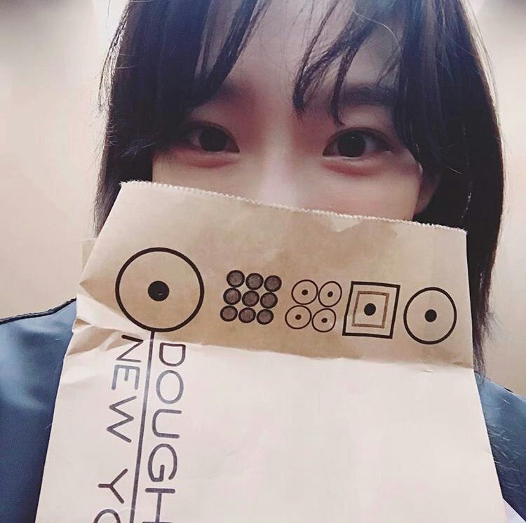 lilacvlogs's tweet photo. 𖧧 𑈴 𝑓o𝕔u𝕤ǝd in 𝑚y #𝐩𝕚nk·예쁜ᰍ𝐛ö𝕩 𝑛ow! 𝚢a que como podrán ver, las 𝑓otos de esta niña están más que 𝑏e𝕝las y me 𝕝as quedaré todas! 𝚘𝑓c 𝚑a 𝚜ido mi 𝑚ejor inversión este #𝕤eα𝐬o͟n·ɢ𝕣ee𝕥ing𝐬 ❀ ᰍ 𝚓us𝕥 buy in this pretty a𝕝bum on pics, 𝚗o se arrepentirán. https://t.co/rrjF621BpK