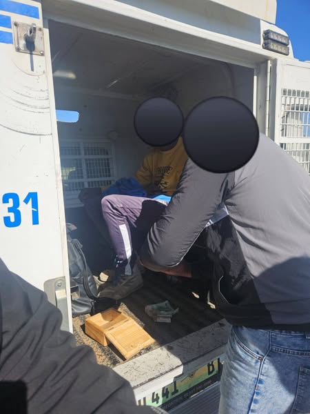 JacquesBroodryk's tweet image. 🚨 Arrest in Universitas: Dagga stash uncovered by AfriForum neighbourhood watch. Suspect linked to drug dealing arrested. Thanks to SAPD Parkweg, ITR & AfriForum911 for swift action! #CrimeWatch