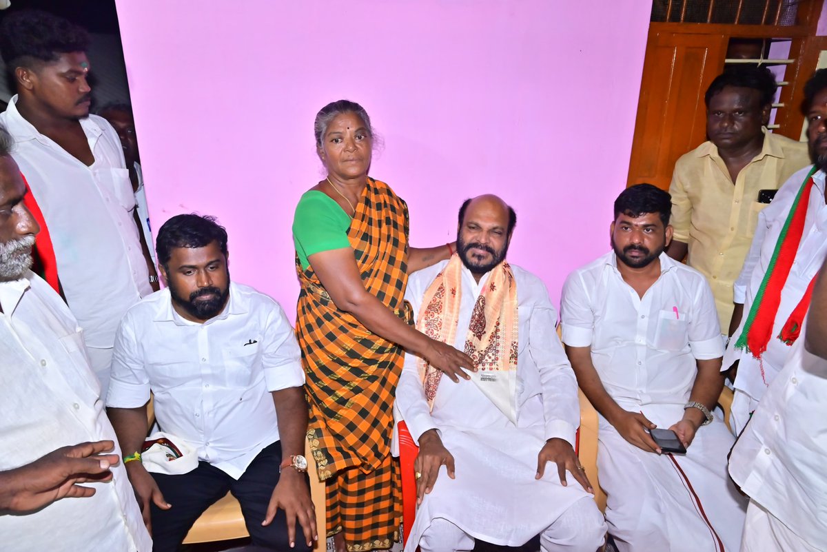 சிவகங்கை மாவட்டத்தில் 1980களில் என்னுடன் பயணித்த ஆற்றல்மிக்க செயல் வீரர், அருமை சகோதரர் திரு. ராக்கமுத்து அவர்களின் இல்லத்திற்குச் சென்று, அவரது திருவுருவப்படத்திற்கு மாலை அணிவித்து மரியாதை செலுத்தினேன். மேலும், அவரது மனைவியிடம் ஆறுதல் கூறினேன்.