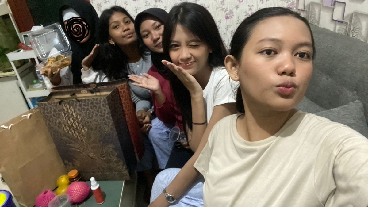 oishiteruuu's tweet photo. kemarin temen temenku ke rumah bawain dimsum mentai sama kado, tapi aku lagi demam dan wajahku seperti tomatt huhuhu https://t.co/p3UK8d5rjT