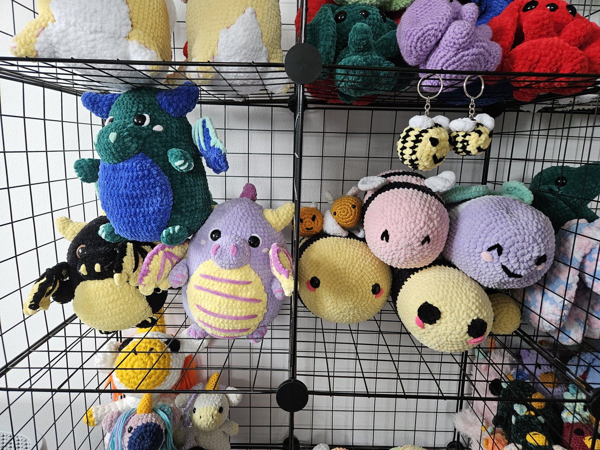 Mocno wierzę w moc Twittera (X), więc ogłaszam, że będę wystawcą na Animatsuri. Z głównych przedmiotów na moim stoisku znajdziecie: Yuegui z Genshina, króliki zwykłe i z jednym okiem, smoki, pieski, żabki i pszczółki (3 ostatecznie będą jako breloki)