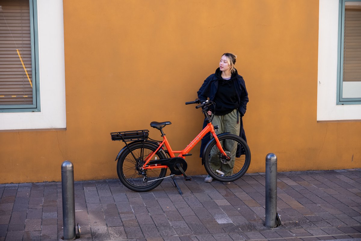 VELMO_mobility's tweet photo. VELMO PULSE 
¥139,800(税込)

家の前、ちょっと傾斜のある道でも。
センタースタンドなら前にも後ろにも倒れにくくて安心。
しっかり停められるだけで、毎日の使いやすさがまるで違います。

📍詳細はプロフィールから

#VELMO #PULSE #GWのお出かけ #春の自転車旅
#ベルモ #パルス #電動アシスト自転車
#折りたたみ自転車 #自転車のある暮らし #シンプルライフ
#サイクリング #輪行 #電チャリ旅