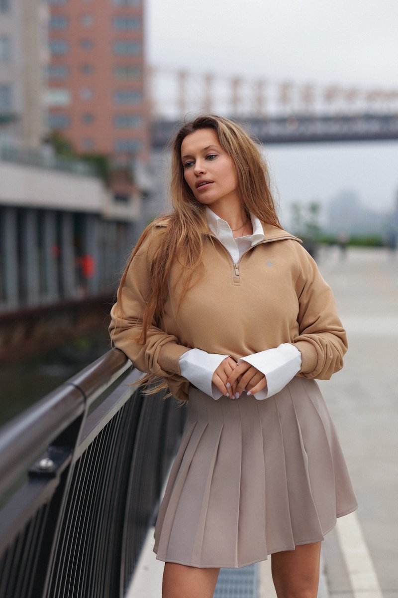OrolayOfficial's tweet photo. Casual chic, layered just right.
#orolay #orolaynyc #madetoroam  #sweatshirt #skirt https://t.co/I5zeBYrAsr