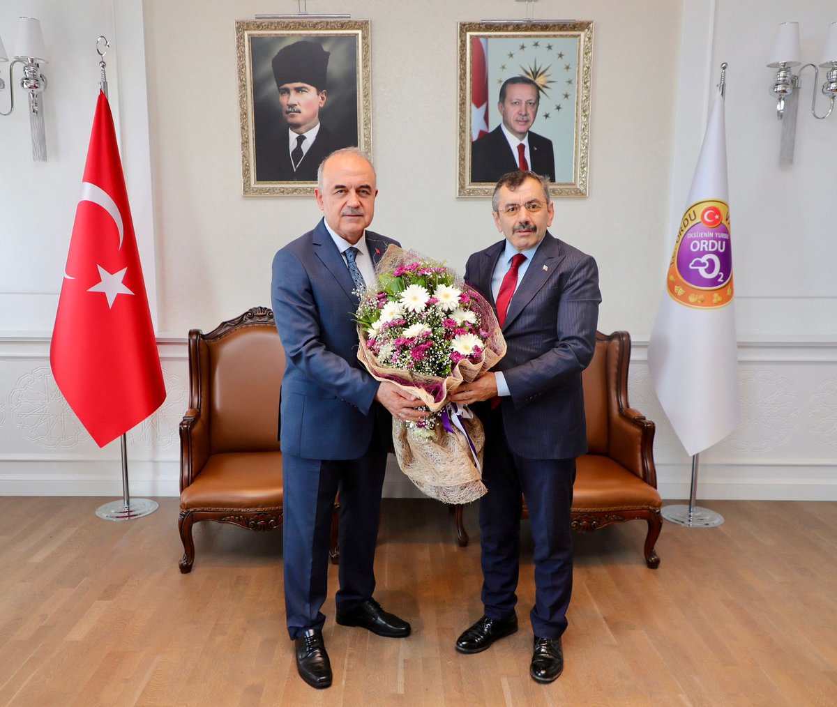 TCOrduValiligi's tweet photo. Valimiz Sayın Muammer Erol, 11 Temmuz Dünya Nüfus Günü münasebetiyle İl Nüfus ve Vatandaşlık Müdürü Yusuf Mercan başkanlığındaki heyeti kabul ederek, bu özel günlerini kutladı. Çalışmalarında başarı dileklerini iletti. https://t.co/GAeBX9cn7w