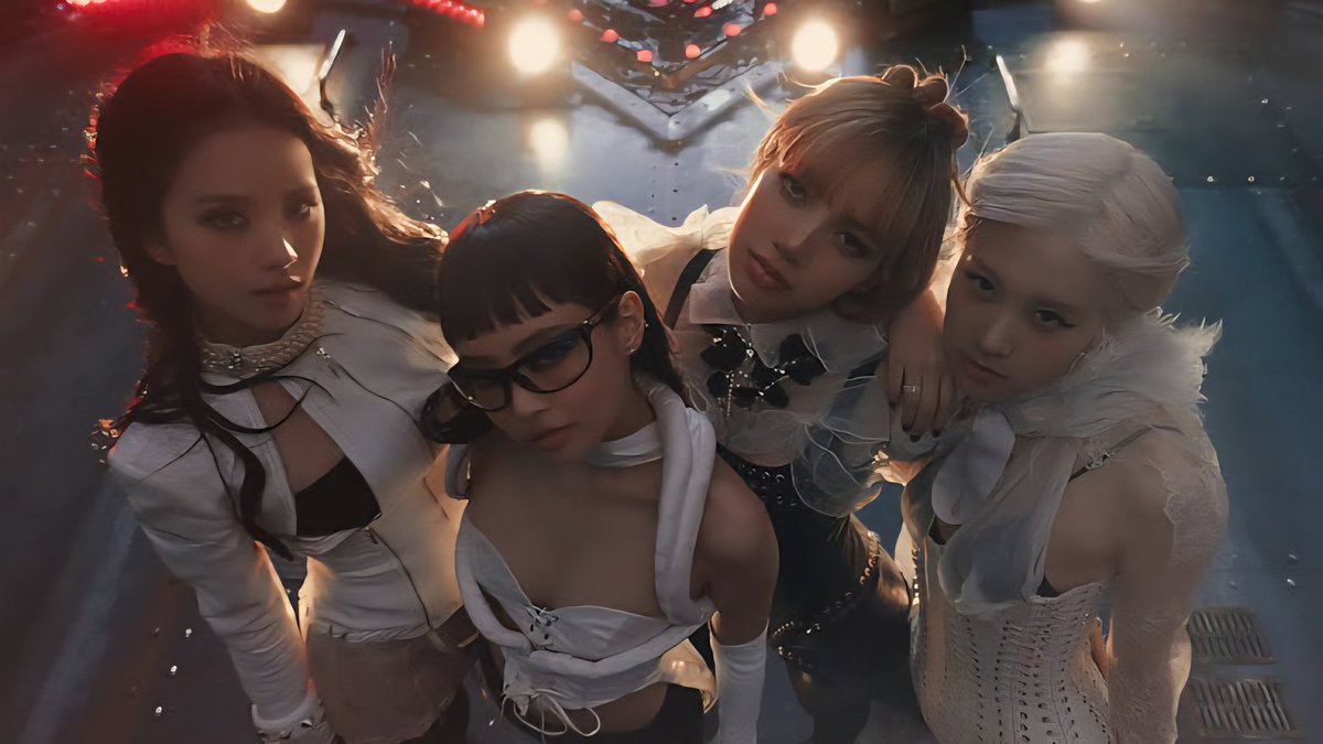 sudsapda's tweet image. ในที่สุด MV ใหม่ของ 4 สาว ”BLACKPINK” ก็ปล่อยออกมาให้บลิ๊งค์ทั่วโลกได้ชม 🖤💖 “JUMP” เพลงแนวใหม่ แบบสับๆ เน้นเต้นตามฟีลโยกแบบมันส์ๆ ส่วนมู้ด MV คือดี แต่ละซีนแปลกแหวกแนวชนิดที่ดูแล้ว ว้าวมาก คาดไม่ถึงในหลายๆ ซีน ไปดู ไปกรี๊ด ไปชื่นชม
#BLACKPINKCOMEBACK #JUMPwithBLACKPINK