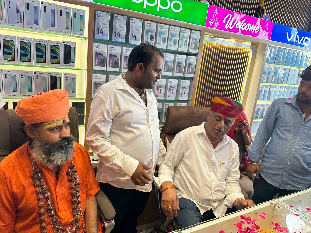BRSiyol's tweet photo. आज तिंवरी पंचायत समिति सदस्य श्री मुकेश प्रजापत (पुत्र श्री सोहनलाल प्रजापत) के नवीन प्रतिष्ठान ‘‘श्री श्याम एंटरप्राइजेज तिंवरी’’ के शुभारंभ समारोह में उपस्थित होकर उद्घाटन करने का सौभाग्य प्राप्त हुआ।

इस अवसर पर जन-जन की आस्था का केंद्र सिद्ध शक्तिपीठ श्री खोखरी माताजी मंदिर के गादीपति परम पूज्य अष्टकौशल श्रीमहंत नारायणगिरी जी महाराज का पावन सान्निध्य एवं आशीर्वाद प्राप्त हुआ, जो हर शुभ कार्य को पूर्णता प्रदान करता है।

ऐसे नव प्रयास क्षेत्र में रोजगार, सेवा व आत्मनिर्भरता को प्रोत्साहन देते हैं। श्री मुकेश जी को उनके इस नए व्यापारिक उद्यम के लिए हार्दिक शुभकामनाएं। ईश्वर उनकी हर पहल को सफलता एवं जनसेवा का माध्यम बनाए।

#shubharambh