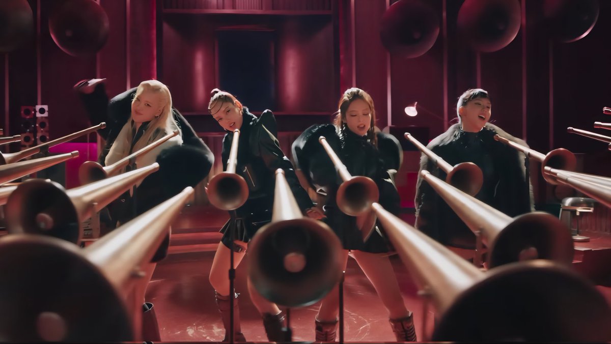 sudsapda's tweet image. ในที่สุด MV ใหม่ของ 4 สาว ”BLACKPINK” ก็ปล่อยออกมาให้บลิ๊งค์ทั่วโลกได้ชม 🖤💖 “JUMP” เพลงแนวใหม่ แบบสับๆ เน้นเต้นตามฟีลโยกแบบมันส์ๆ ส่วนมู้ด MV คือดี แต่ละซีนแปลกแหวกแนวชนิดที่ดูแล้ว ว้าวมาก คาดไม่ถึงในหลายๆ ซีน ไปดู ไปกรี๊ด ไปชื่นชม
#BLACKPINKCOMEBACK #JUMPwithBLACKPINK