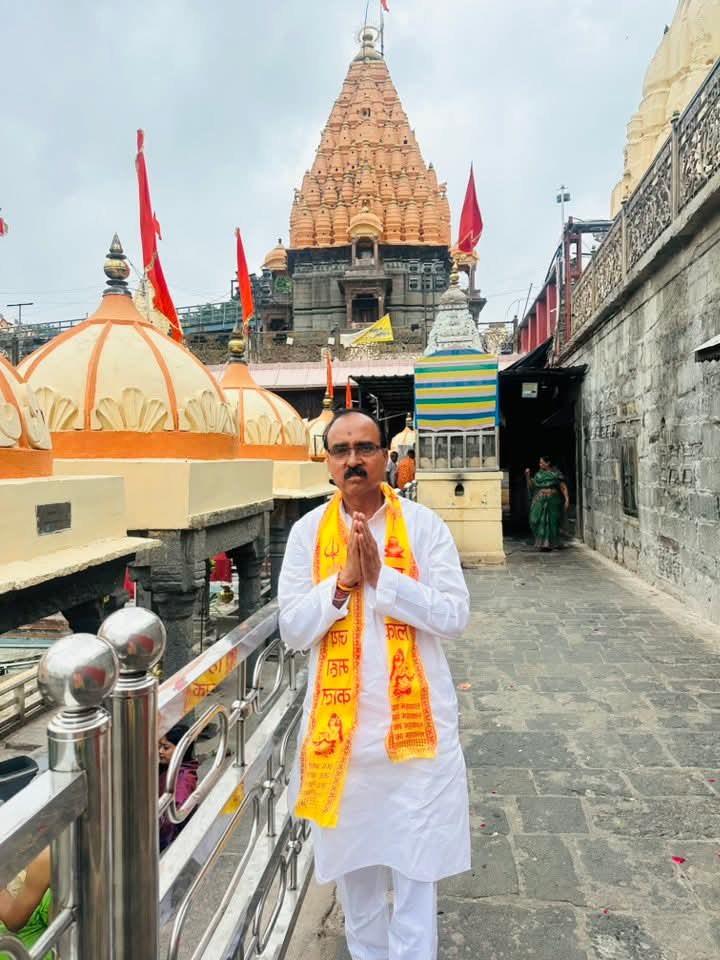 ॐ त्र्यम्बकं यजामहे सुगन्धिं पुष्टिवर्धनम् । 
उर्वारुकमिव बन्धनान् मृत्योर्मुक्षीय मामृतात् ॥ 

पवित्र श्रावण मास के शुभारंभ पर राजाधिराज बाबा महाकाल का आशीर्वाद प्राप्त किया ।
जय श्री महाकाल🙏🏻
#Mahadev #Ujjain #Mahakaleshwar