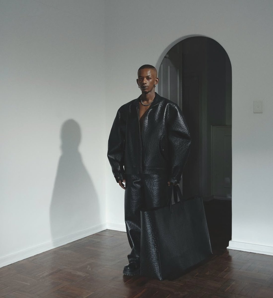Previdar's tweet image. Born from introspection, built on brotherhood, and cloaked in unapologetic edge, @NtwanaOfficial is South African luxury with a pulse.

Founded by Mikhail Brown and Mmiso Luphondo, the brand reimagines fashion as emotion in motion, blending oversized silhouettes with tactile…
