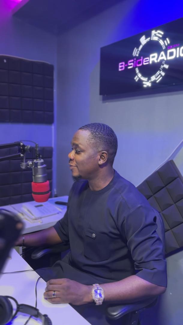 ON AIR W/ <a href="/OnoseBrownShuga/">Daniel Okhae</a> 

You attend an Owambe party 💃🕺and you see a notable politician👨‍🎨 holding a tray sharing rice🍚 , or you find a notable politician assisting a woman who’s roasting corn 🌽 in the street. Do you see it as a sign of humility? 

#MorningBlaze