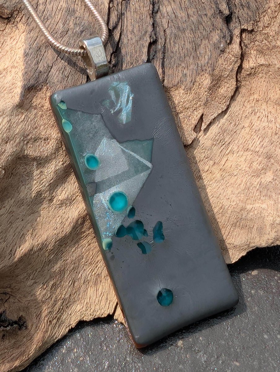 Beautiful new unique handcrafted abstract steel blue necklace. Wonderful pendant made from steel blue glass that turns to metallic grey colour during the firing process. 

#homedecor #handmade #etsy #shopindie #giftideas #earlybiz 

samphireglass.etsy.com/listing/431741…