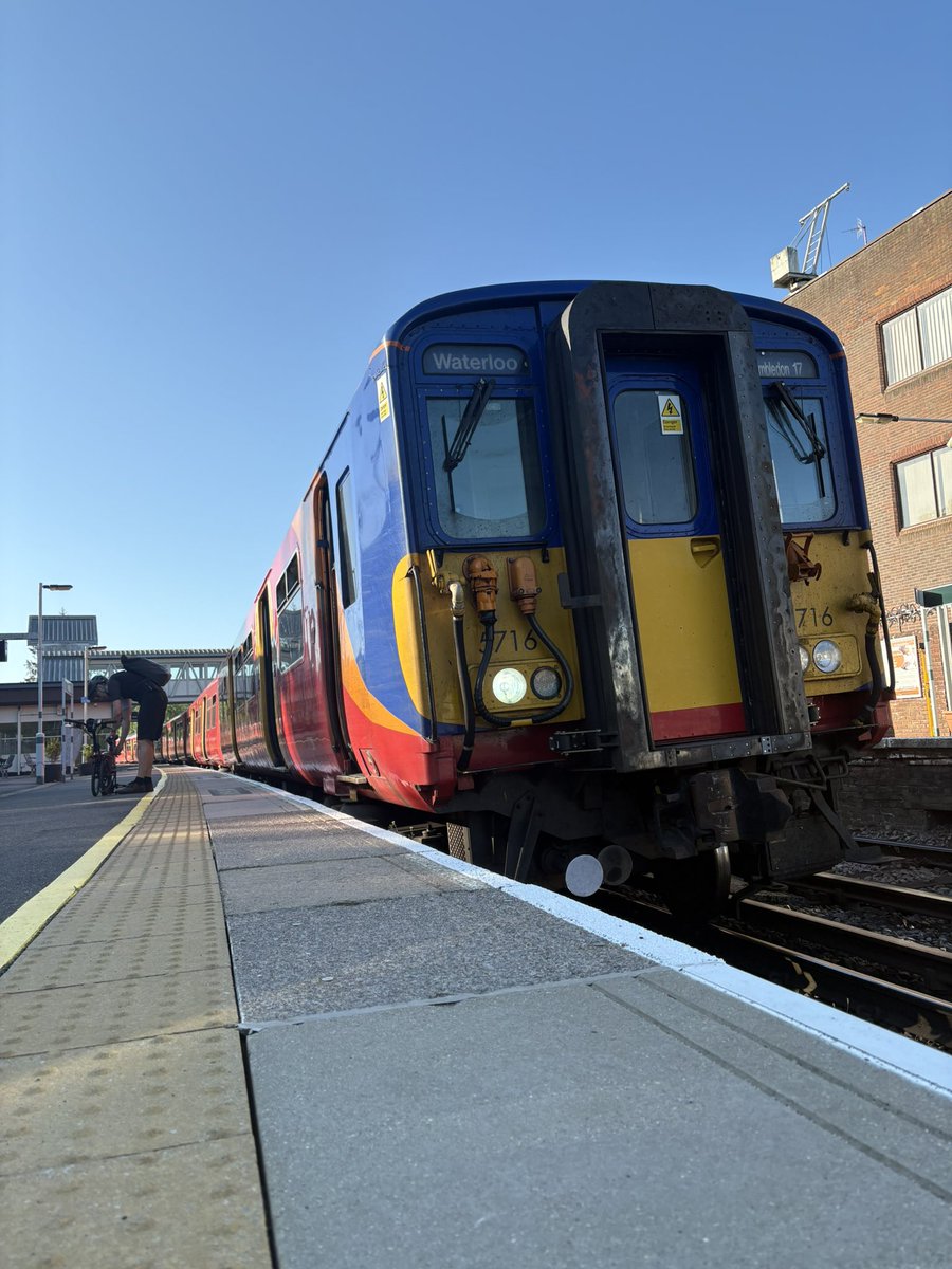 Unusually, we were routed into P2 at Dorking this morning so we’re turning back there. 455716 now has the lead with 455712 behind as we get ready for the return journey to Waterloo as 1D16. Once there, it’s sit down time.