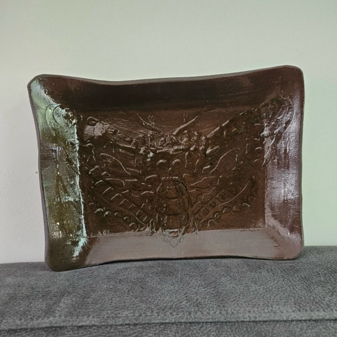 redravenbazaar's tweet image. One-off ceramic moth dish, straight from the studio — a dark beauty that never hit the official shop. Found its way to Vinted instead:

vinted.nl/items/66539303…

#artistsseconds #vintedfinds #darkhomevibes #ceramiccollector #gothpottery