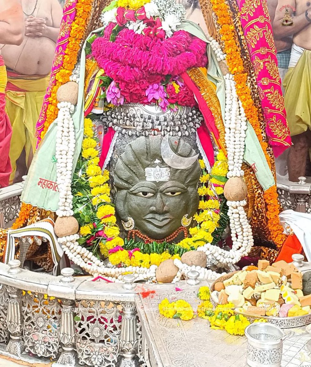 कर्पूर गौरम संसार सारम भुजगेन्द्र हारम 
सदा वसंतम हृदयरविंदे, भवम भवानी सहितं नमामि 

श्रावण मास के प्रथम दिन की आप सब को बहुत बहुत बधाई हो महादेव जी की कृपा आप सब के ऊपर बनी रहे। 

हर हर महादेव🔱🙏