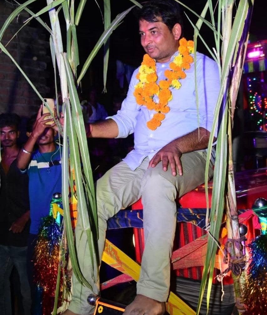 NareshM40325696's tweet photo. फ़ाइनली नरेश भाई का वनवास खत्म हुआ.! अब सोमवार को स्वागत की तैयारियाँ शुरू करो.! इंक़लाब ज़िंदाबाद
@NareshMeena__ 
@PrahladGunjal 
@rahu https://t.co/2MlYUuBIi1