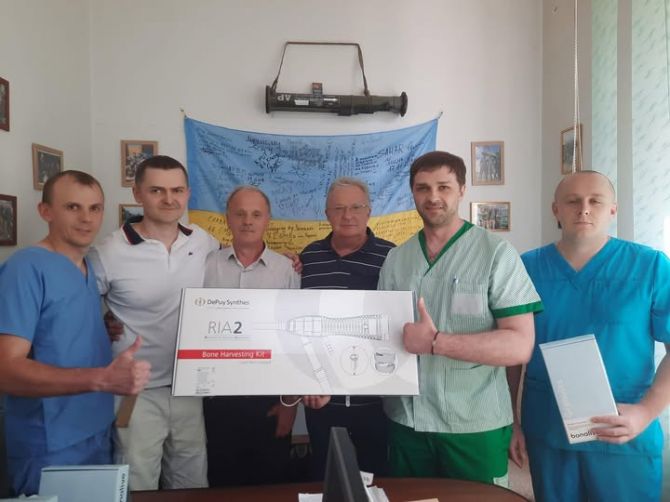 procherkinfo's tweet photo. У лікарні на Черкащині впровадили інноваційні медичні технології — систему RIA 2 та матеріали BONALIVE. Вони допомагають відновлювати кісткову тканину й рятувати кінцівки поранених військових.
#Черкащина #Медицина #ДопомогаВійськовим #RIA2 #Bonalive #ЗСУ
https://t.co/IjA8xK5VI4 https://t.co/euYC7kQF93