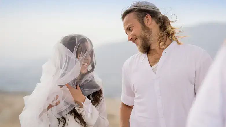 naftalibennett's tweet image. אלעזר, גוש עציון.
אברהם אזולאי ז״ל היה כולו עוצמה ואנרגיה.
נדמה שביממה של אברהם היו 40 שעות.
הוא נישא רק לפני שלושה חודשים לרות, והיה חשוב לו כל ערב להגיע אליה הביתה כדי שלא תהיה לבדה בבית החדש ליד היישוב יצהר בשומרון.
אז היה יוצא מהבית ב5 לפנות בוקר, נוסע עד לעזה, עובד כל…