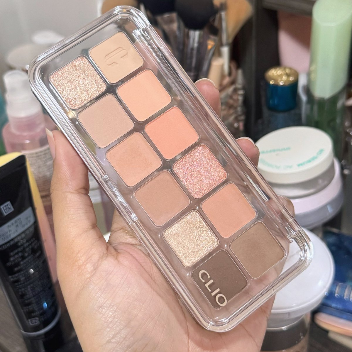 พาเลตกันตุยที่พกตลอดเวลาเดินทาง✨
-dasique muted nuts
-clio สี 01
เป็นโทนกลางๆที่สวยนัวมากก แล้วครบจบในตลับเดียว สีเข้ม สีอ่อน ชิมเมอร์เอยใด ไม่ต้องพกแยกให้วุ่นวายเลย รักมากกก