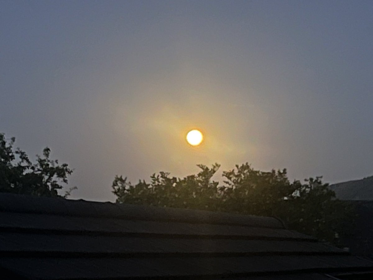 paul_mc_veigh's tweet image. It was so bright this morning at 4am I had to go out and have a look. Check out the MOON in Sun’s clothing.