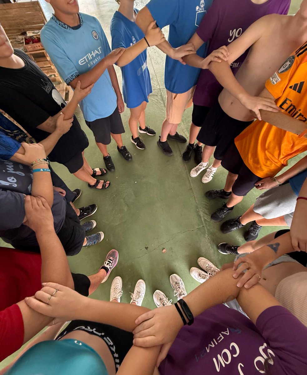 🫶 Sentirse parte de algo lo cambia todo 🫶
La educación no sucede solo en las aulas. También nace en los barrios, en los grupos donde uno se siente escuchado y valorado.

Hoy hemos llevado a cabo la segunda sesión del curso de atención integral del proyecto EDUCAR JUGANDO
