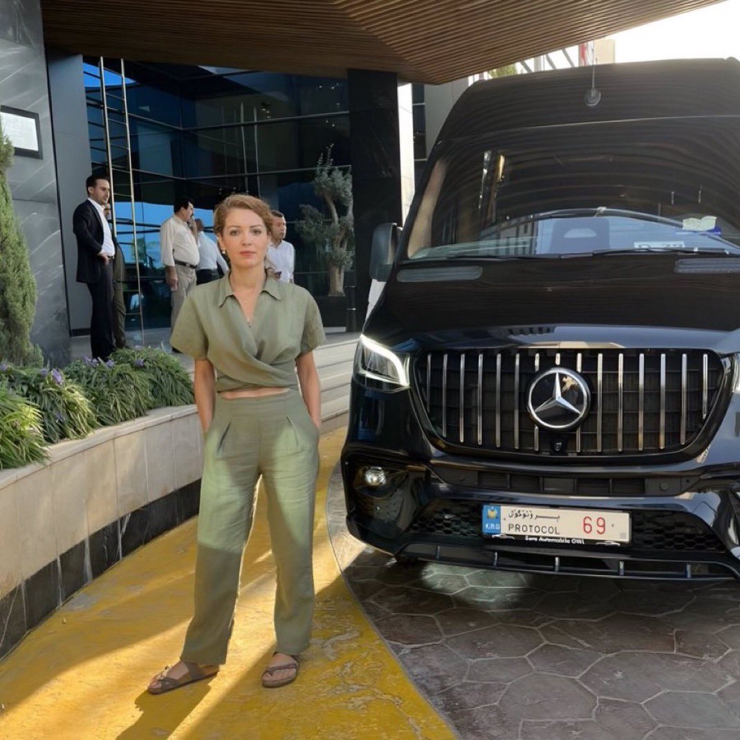 Bu Nagehan’ın kombini ne kadar da konsepte uygun… Her yere göre nasıl da şekil alıyor…

Eski kocasıyla bunu bu millet hiç affetmeyecek… Dünden bugüne yaptıkları için!!!