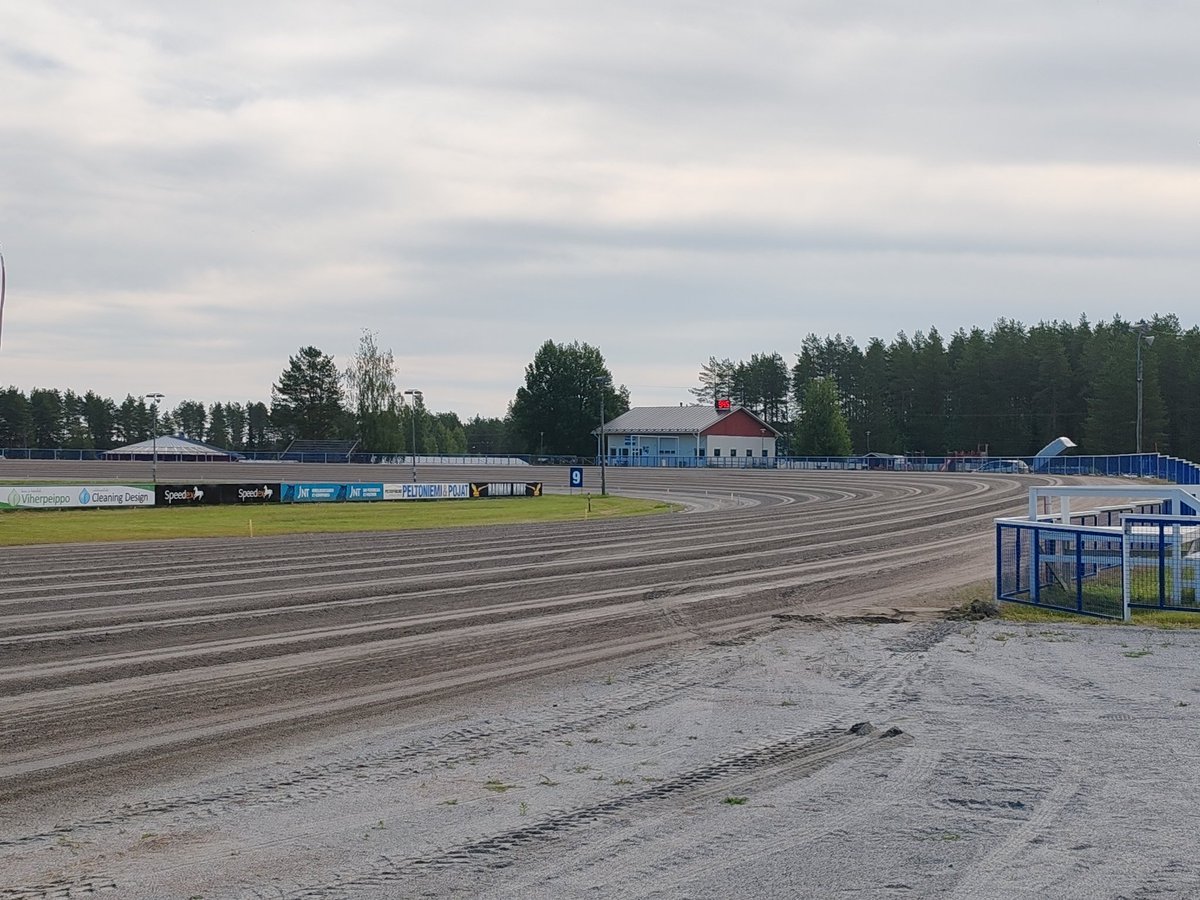 Festivaaliravit alkavat pe 11.7. loistavissa olosuhteissa. Lämpöä luvassa yli 20 astetta. Perjantain ravit klo 18. Illan päätteeksi esiintyy Netta Skog ja Kaarle Viikate, kultakurkkukaraokea. Tervetuloa! #ravit #nikula #kaustinen