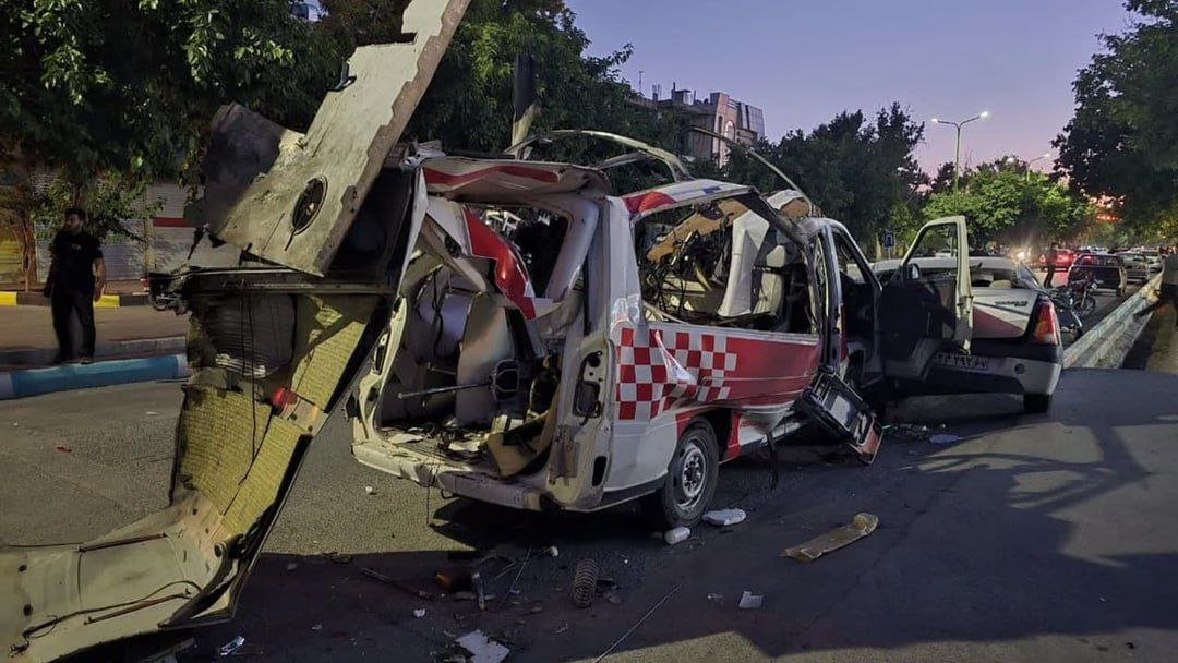 این تلاشی که عده ای صرف اثابت کردن AI نبودن فیلم تجریش کردن را بنده درک نمیکنم. پهپادهای اسرائیلی سابقه زدن آمبولانس در اصفهان را هم داشتند. آنکه اینها را دیده باز دنبال بهانه است برای اینکه بگوید نه جهود غیرنظامی نمیزند دیگر بحثش عدم آگاهی و بی اطلاعی نیست. بحثش مادرقحبگی اش است