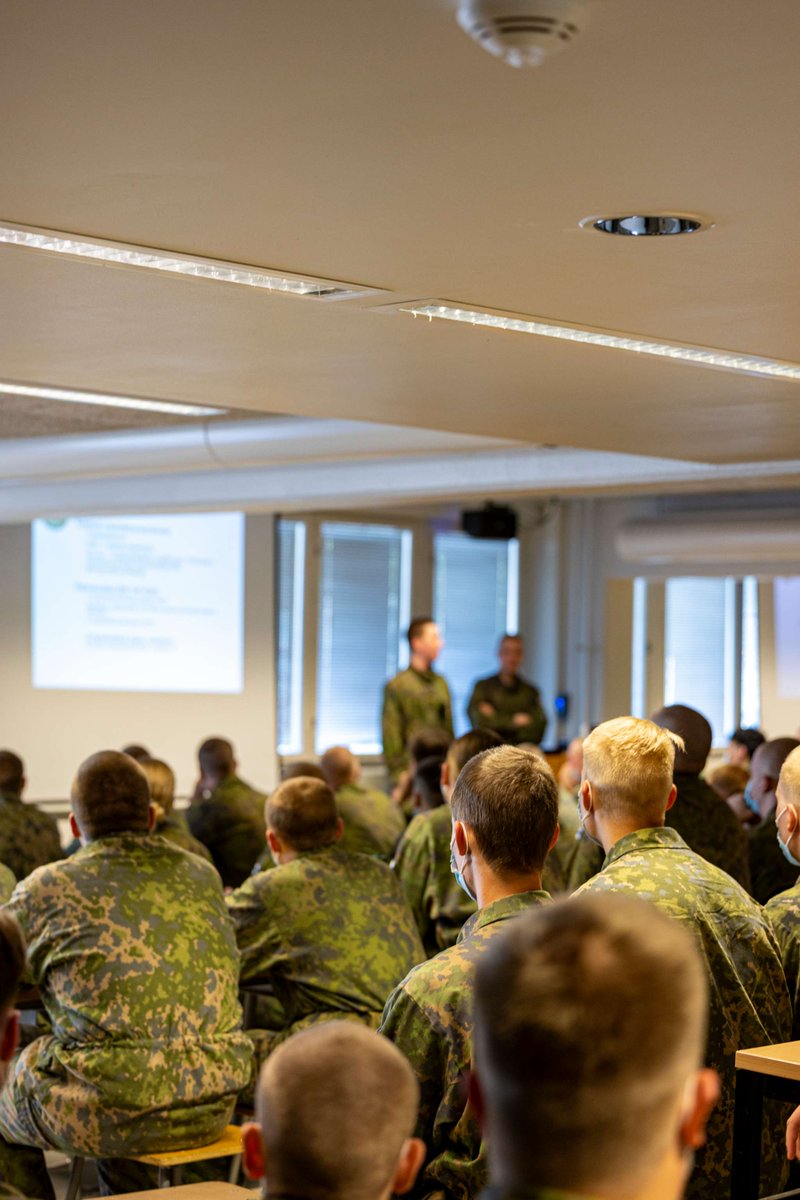 PorinPR's tweet image. Ensimmäisen palvelusviikon aikana alokkaita on perehdytetty yleisen sotilaskoulutuksen osalta tarpeelliseen teoriaan. Orientaatiokurssin aikana oppitunneilla käydään läpi myös esimerkiksi alokasjakson rakennetta ja tavoitteita.
#porpr #maavoimat