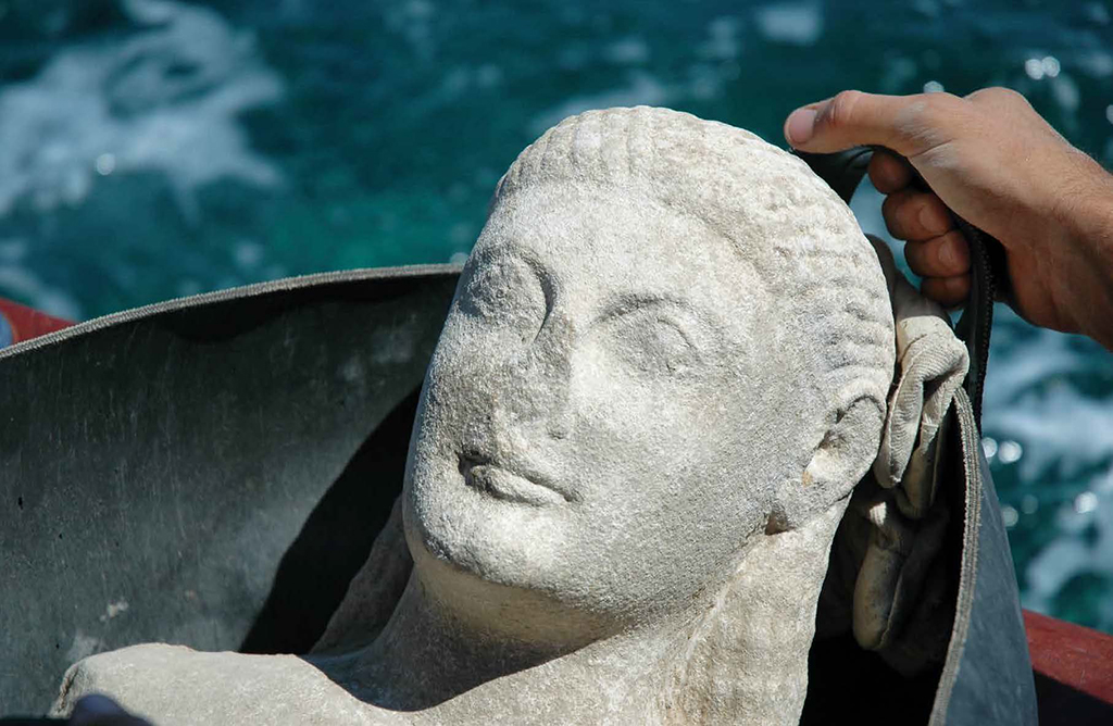 📌Découvrez Despotikó, une petite île dans les Cyclades, où des récentes fouilles archéologiques ont révélé un vaste sanctuaire d'Apollon.
❗️Inconnu des sources épigraphiques de l'Antiquité, le sanctuaire est comparé à celui de Délos.
#grecehebdo👇
grecehebdo.gr/despotiko-un-s…