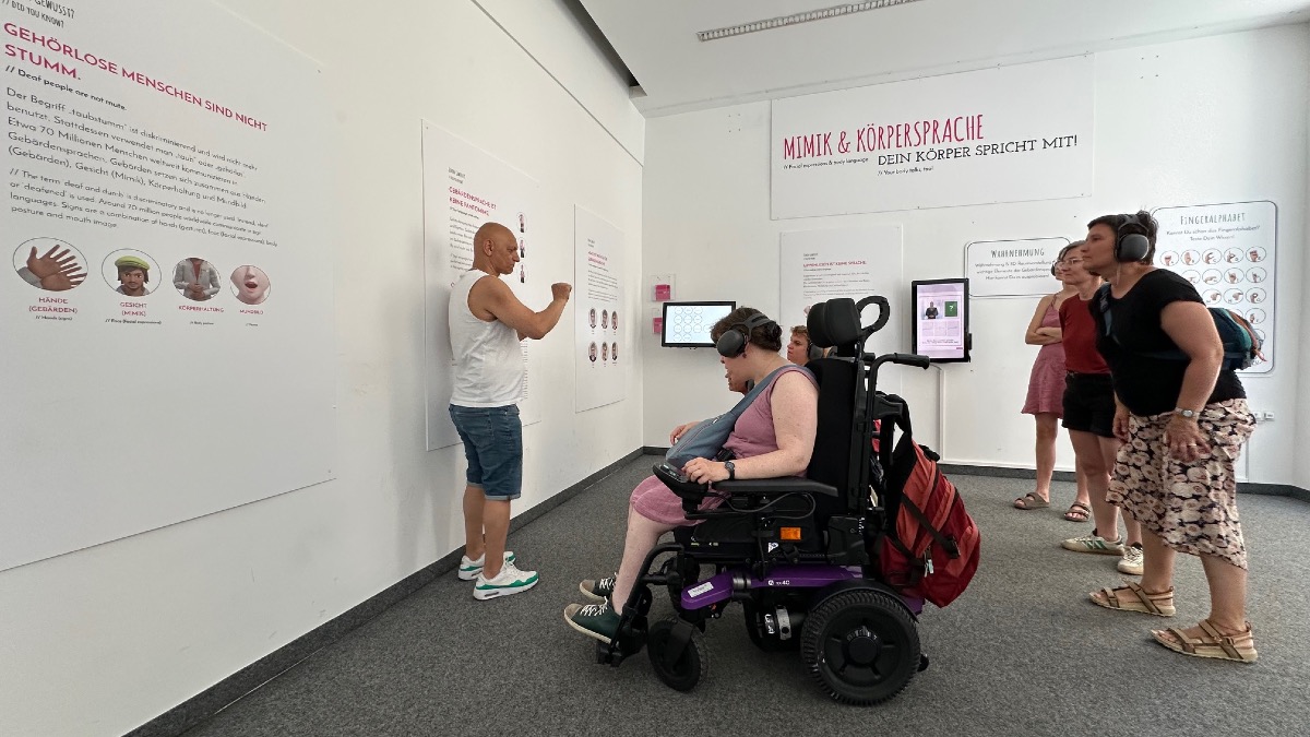 BIZEPS (@bizeps) on Twitter photo Letzte Woche machten wir BIZEPS-Betriebsausflug in die Ausstellung "HANDS UP" von <a href="/equalizent/">equalizent</a>.
Es war sehr informativ! Danke für die gute Führung!👌 Letzte Woche machten wir BIZEPS-Betriebsausflug in die Ausstellung "HANDS UP" von <a href="/equalizent/">equalizent</a>.
Es war sehr informativ! Danke für die gute Führung!👌