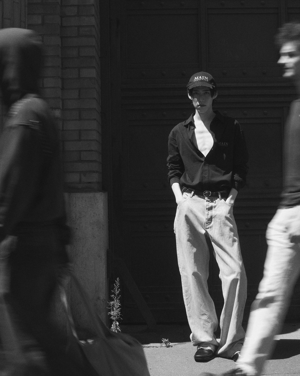 ส่องลุคสตรีทสไตล์ของ #พีพีกฤษฏ์ Brand Ambassador ของ Balenciaga หลังจากบินลัดฟ้าร่วมเดินรันเวย์แฟชั่นโชว์คอลเล็กชั่นกูตูร์ครั้งที่ 54 ของ Balenciaga โดยลุคนี้ของเจ้าตัวมาจากคอลเล็กชั่นฤดูหนาว 2025 ลุคที่ 25 💚

GBA PP KRIT BALENCIAGA
#Balenciaga54thCouturexPPKRIT