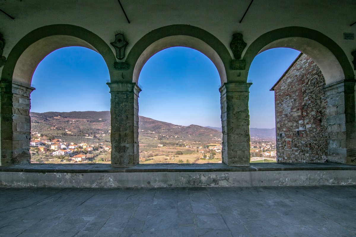 Discover #CastiglionFiorentino like never before: from above!
Be enchanted by panoramic views where history and nature converge.
From the majestic Cassero Tower to the striking Vasariano Loggia, every corner offers a unique spectacle.
bit.ly/sceniccastigli…