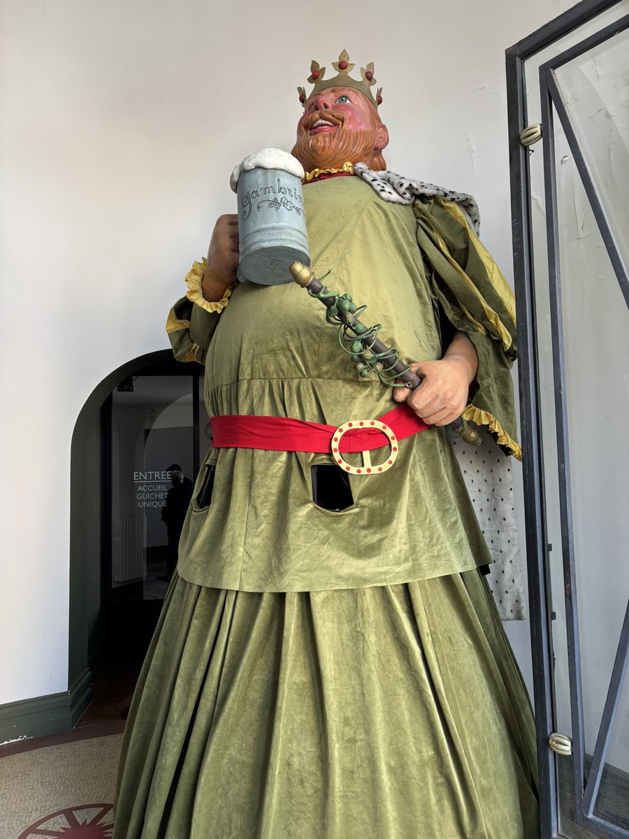 GeertJanssens68's tweet image. Gelukkige 11 juli!
In 1302 trokken de Vlamingen ten strijde met goed geslepen bijlen en veel moed – vandaag hebben we vooral goed geslepen meningen en veel files.
We hangen geen gulden sporen meer aan onze gordel, maar wel een badge van de CM of een ticket voor de Gentse…