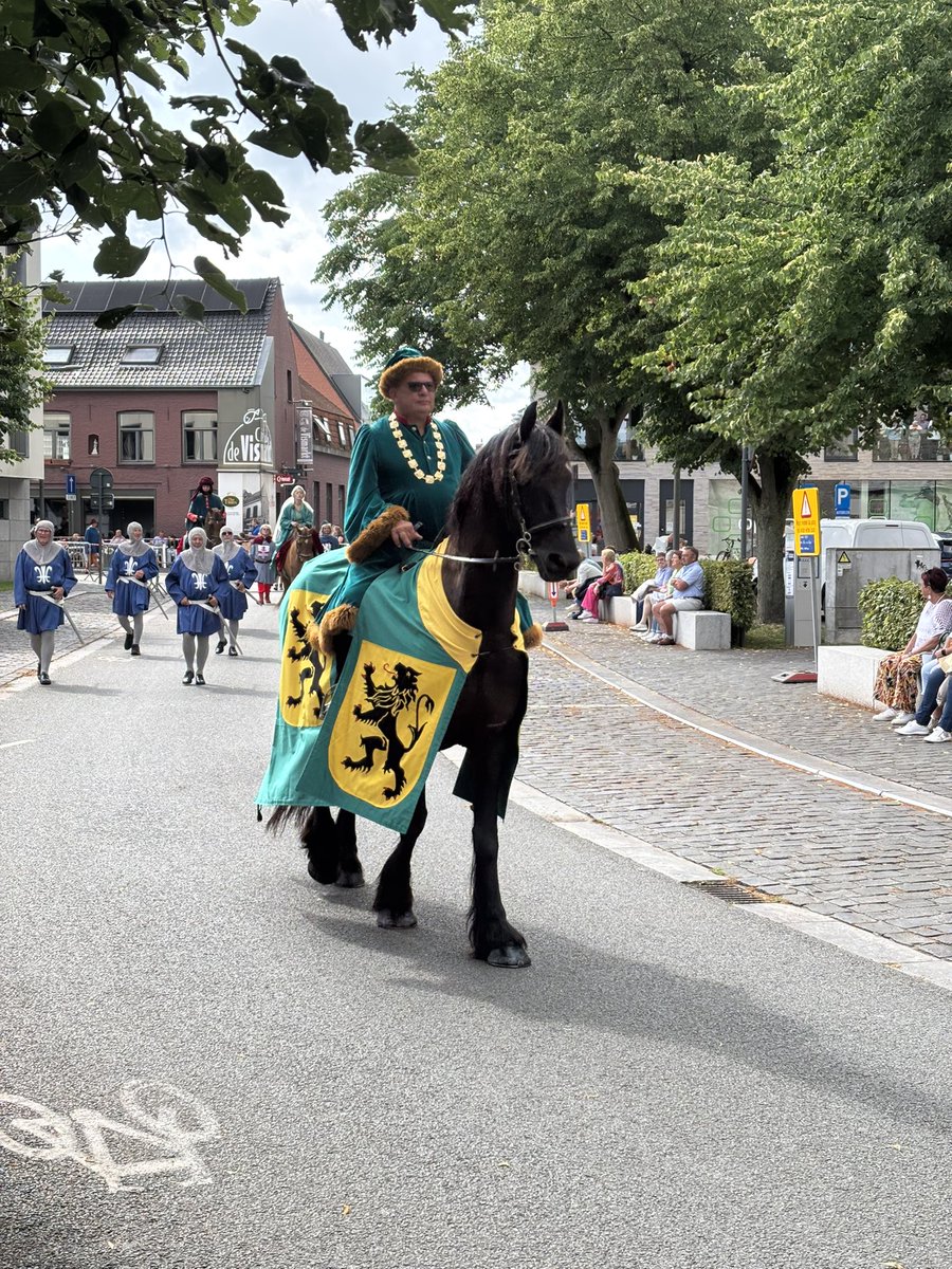 GeertJanssens68's tweet image. Gelukkige 11 juli!
In 1302 trokken de Vlamingen ten strijde met goed geslepen bijlen en veel moed – vandaag hebben we vooral goed geslepen meningen en veel files.
We hangen geen gulden sporen meer aan onze gordel, maar wel een badge van de CM of een ticket voor de Gentse…