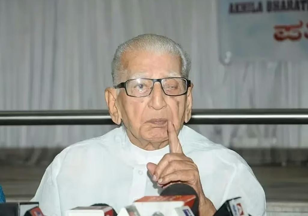 ಕರ್ನಾಟಕ ವಿಧಾನಪರಿಷತ್ ನಲ್ಲಿ 4 ಭಾರಿ ಎಂ.ಎಲ್.ಸಿ ಯಾಗಿ ಸೇವೆ ಸಲ್ಲಿಸಿ, ಅಖಿಲ ಭಾರತ ವೀರಶೈವ ಲಿಂಗಾಯತ ಮಹಾಸಭಾ ಮಾಜಿ ರಾಜ್ಯ ಅಧ್ಯಕ್ಷರಾಗಿದ್ದ ಎನ್ ತಿಪ್ಪಣ್ಣ  ನಿಧನರಾದ ಸುದ್ದಿ ತಿಳಿದು ಮನಸ್ಸಿಗೆ ತುಂಬಾ ಬೇಸರವಾಯಿತು

ಮೃತರ ಆತ್ಮಕ್ಕೆ ಭಗವಂತನು ಸದ್ಗತಿ ನೀಡಿ ಅವರ ಕುಟುಂಬ ವರ್ಗದವರಿಗೂ ನೋವು ಭರಿಸುವ ಶಕ್ತಿ ನೀಡಲಿ .

#OmShanti