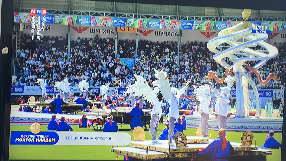 🇲🇳 Манай урлаг соёлын хоцрогдлыг наадмын нээлтийн тоглолтоос цогцоор нь харж болно. Энэ сайхан наадмыг маань доош нь чирдэг, нүүр хийх газаргүй болгож ичмээр байдалд оруулдаг зүйл бол манай урлагийн тоглолт юм. Тэр тусмаа найруулга нь?! 🫣