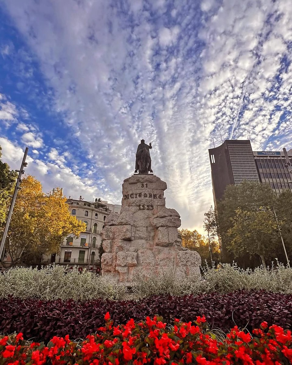 Die von der majestätischen Statue Jaumes I. überragte Plaça d’Espanya gehört zu den lebendigsten und meistbesuchten Plätzen Palmas🤗. 

#VISITPALMA

📷 @mallorca_magazin